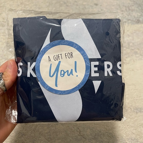 Brand New Unisex Size Large Skechers Foldable Backpack In Dark Navy 20” X 17” - Picture 3 of 9